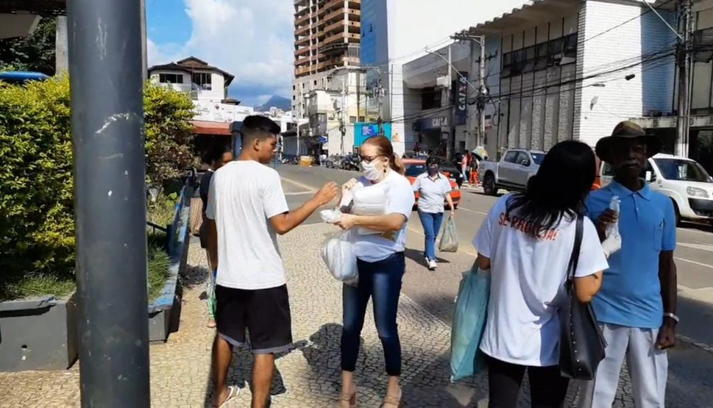 Manhuaçu distribui mascaras COVID abr20 