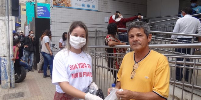 Manhuaçu distribui mascaras COVID abr20