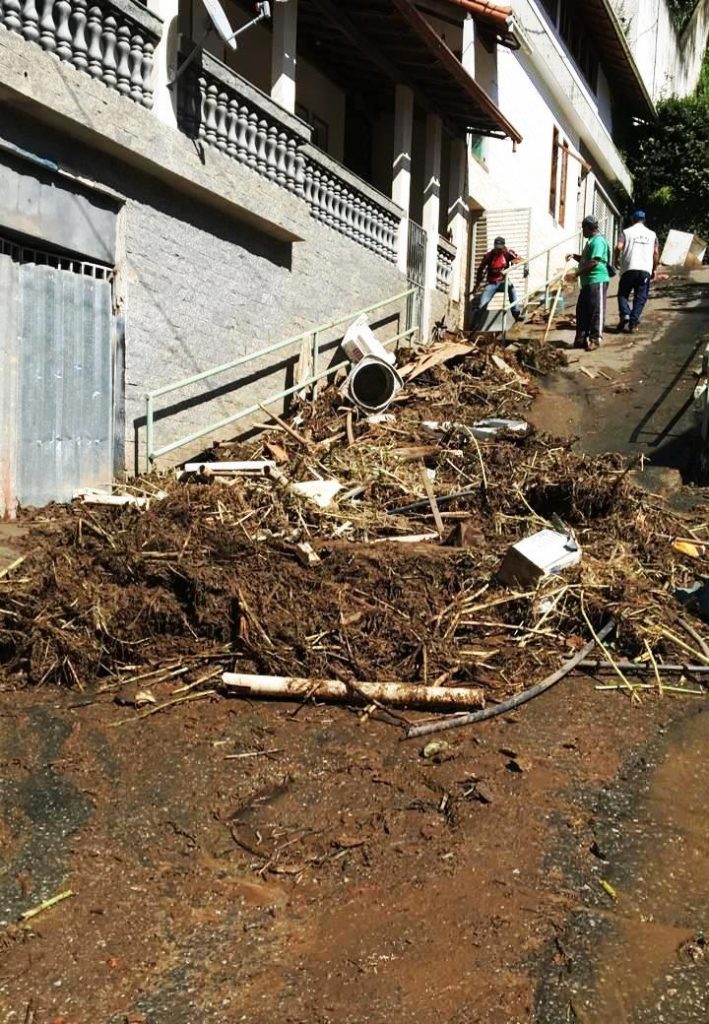 limpeza urbana, R. da Conceição, B. Coqueiro Manhuaçu