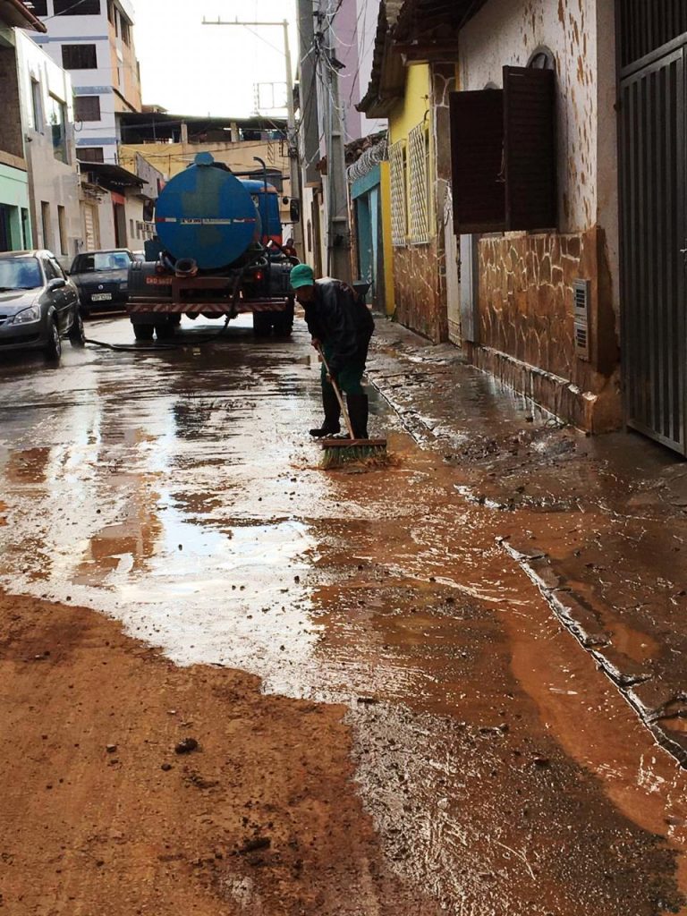 limpeza urbana, R. Josias Breder, B. Santo Antonio Manhuaçu