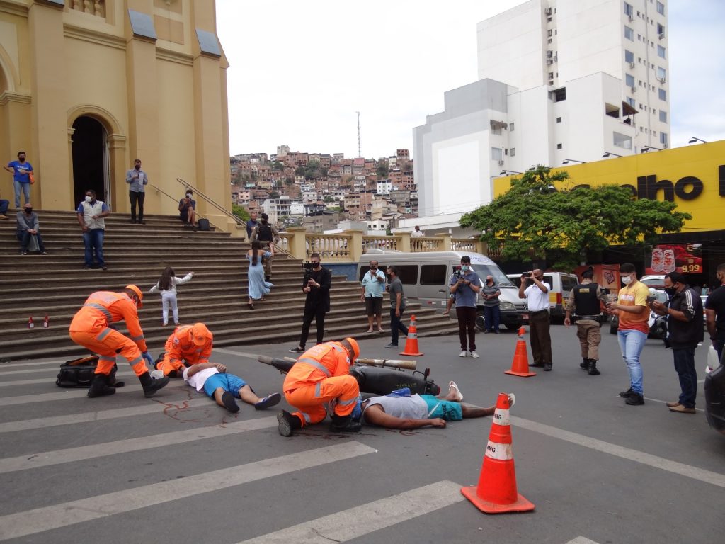 Simulação de atendimento a acidente marca a Semana do Trânsito em Manhuaçu