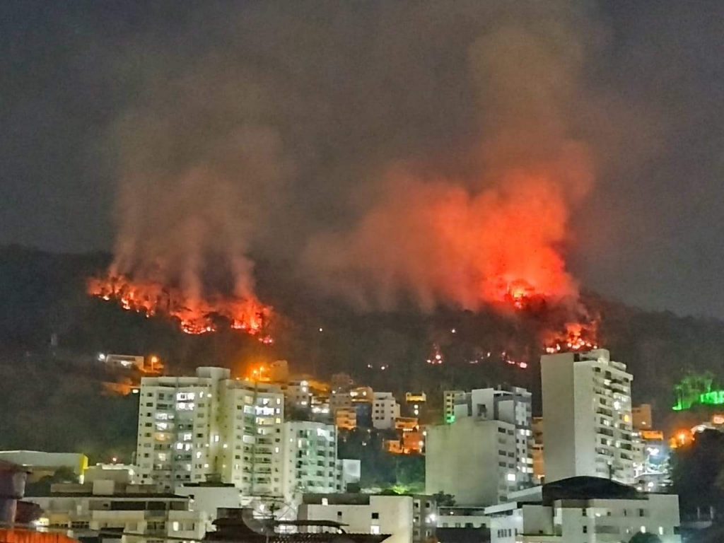 Queimada mata urbana Manhuaçu