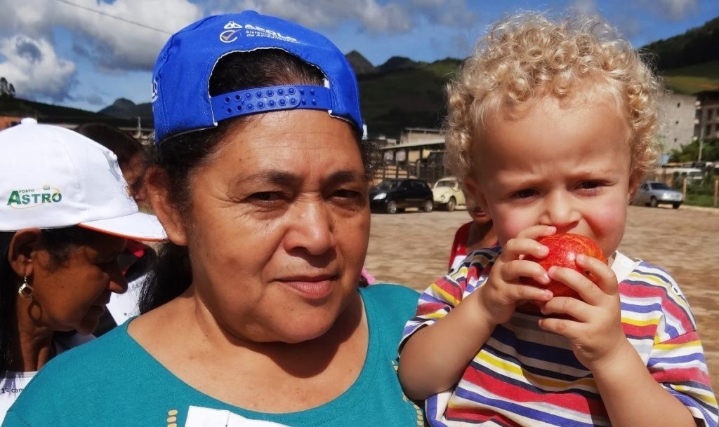 Criança comendo maça